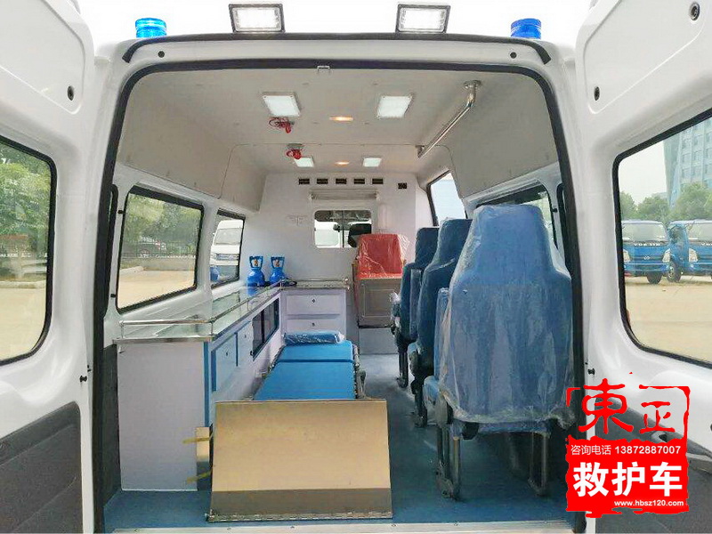 江鈴福特新全順中軸中頂救護(hù)車(chē)V362（異形頂）醫(yī)療艙圖片3